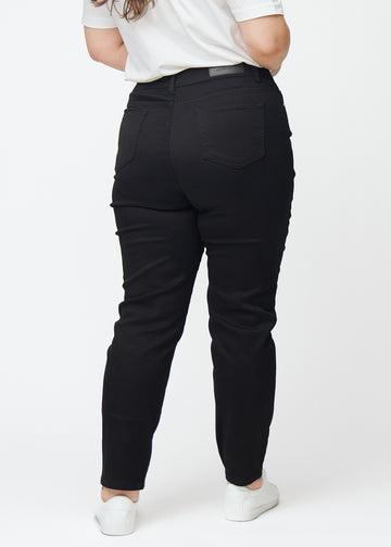 Sorte højtaljede slim jeans set bagfra på en plus-size model, så man kan se hele produktet.