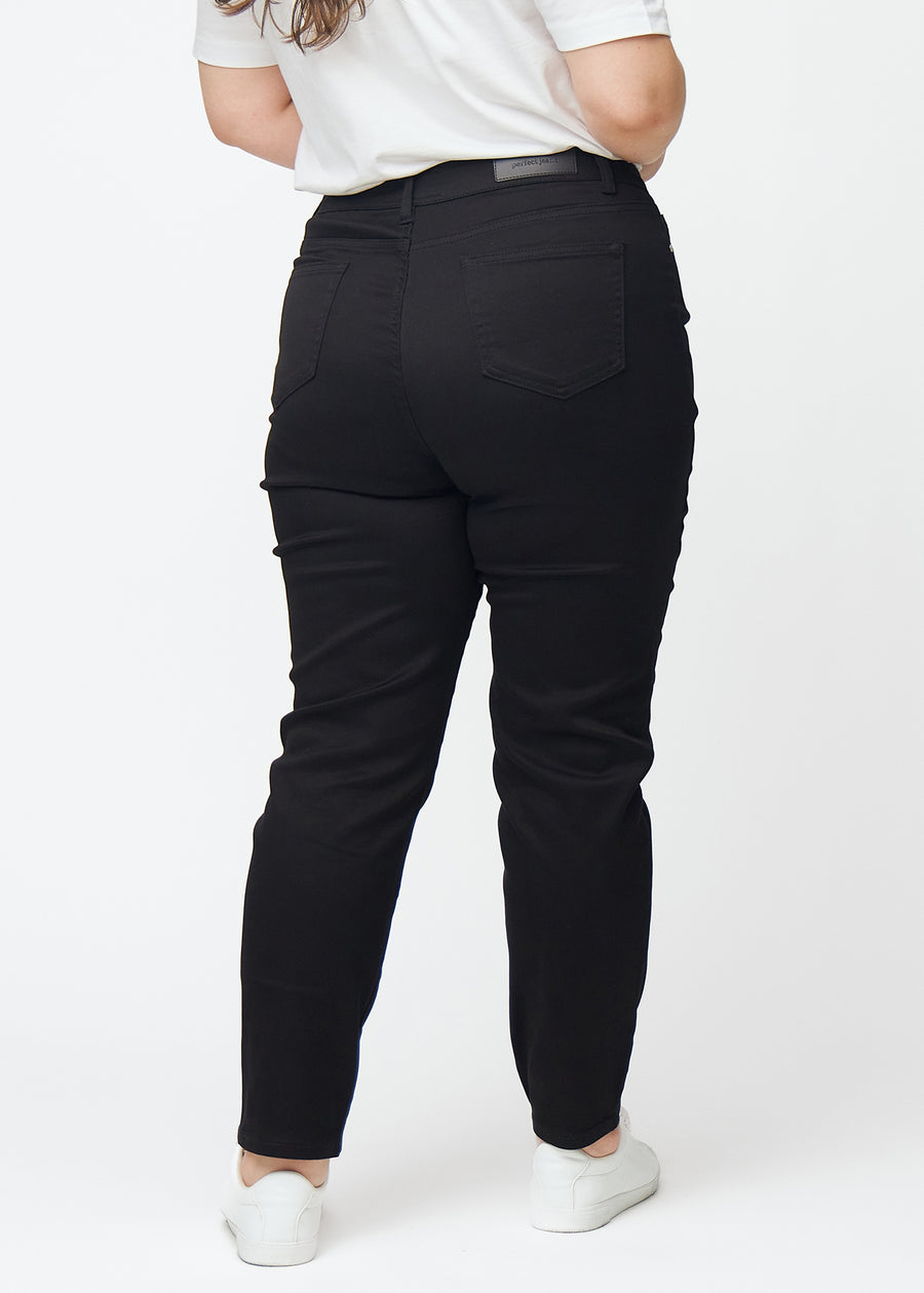 Sorte højtaljede slim jeans set bagfra på en plus-size model, så man kan se hele produktet.