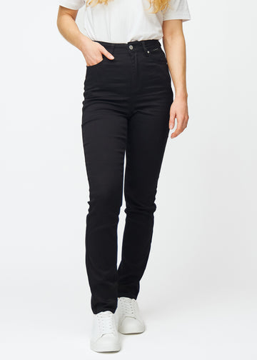 Sorte højtaljede slim jeans, modelnavn Ravens, som sidder tæt til benet, dog lidt løsere ved anklen, set forfra.
