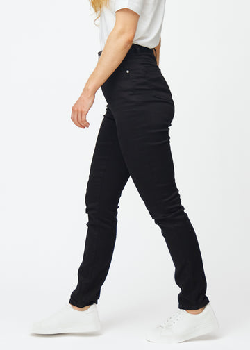 Sorte højtaljede slim jeans set fra siden på model.