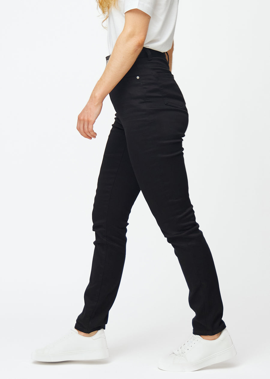 Sorte højtaljede slim jeans set fra siden på model.