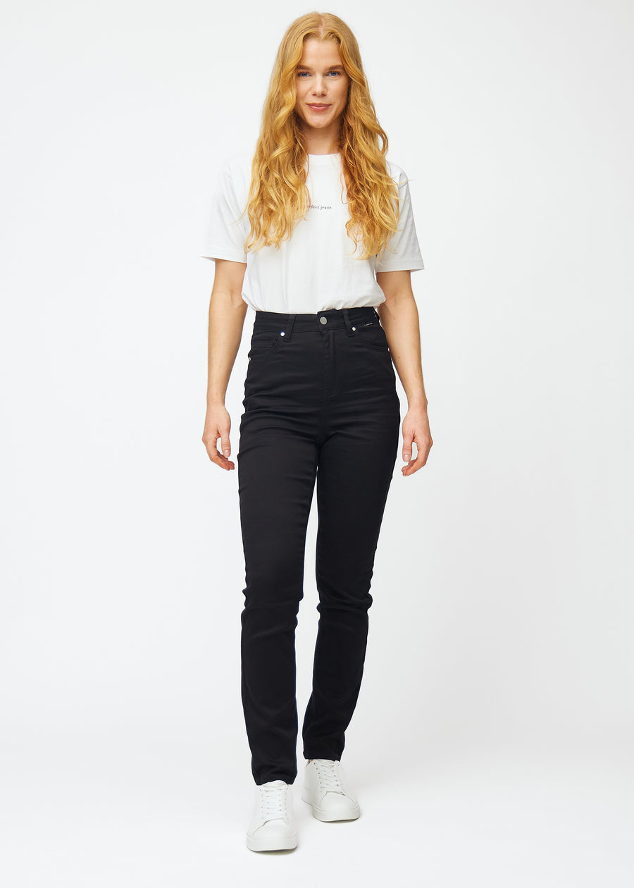 Fuldt billede af model i sorte højtaljede slim jeans.