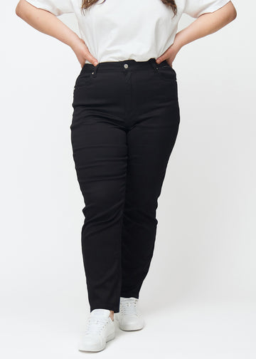 Sorte højtaljede slim jeans, modelnavn Ravens, som sidder tæt til benet, dog lidt løsere ved anklen, på en plus-size model, set forfra.