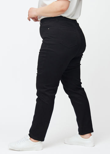 Sorte højtaljede slim jeans set fra siden på en plus-size model.
