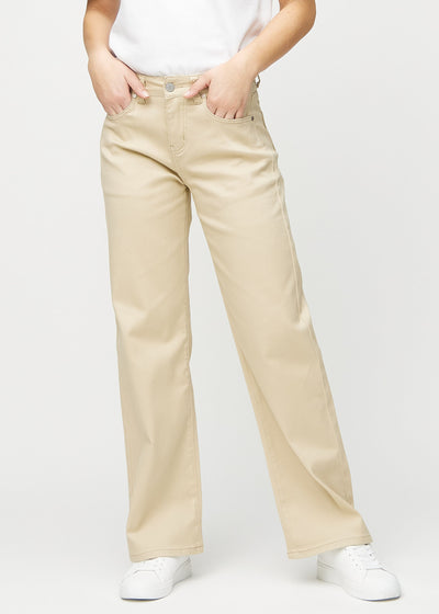 Beige loose jeans, modelnavn Gazelles, som er løstsiddende med masser af vidde i benene, set forfra.