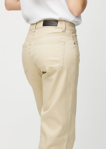 Beige loose jeans set bagfra tæt på for at vise detaljer.