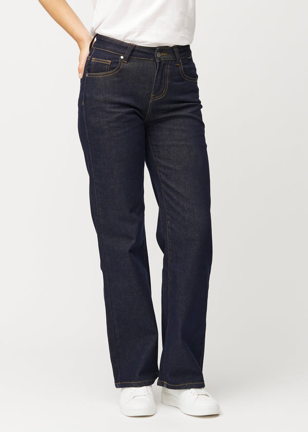 Dyb mørkeblå denim jeans til kvinder i farven Midnights med loose pasform, der sidder til ved taljen og falder løst ned over benene, set forfra.