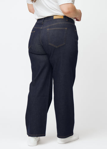 Dyb mørkeblå denim jeans til kvinder i farven Midnights set bagfra på plus-size model.