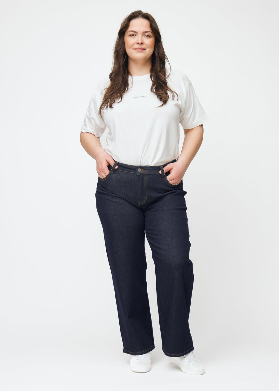 Fuldt billede af plus-size model i dyb mørkeblå denim jeans til kvinder i farven Midnights med loose pasform.