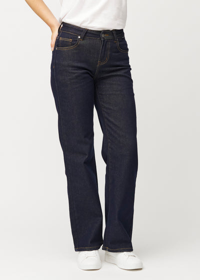 Dyb mørkeblå denim jeans til kvinder i farven Midnights med loose pasform, der sidder til ved taljen og falder løst ned over benene, set forfra.