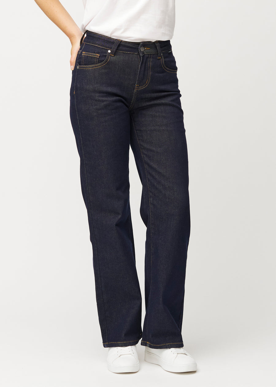 Dyb mørkeblå denim jeans til kvinder i farven Midnights med loose pasform, der sidder til ved taljen og falder løst ned over benene, set forfra.
