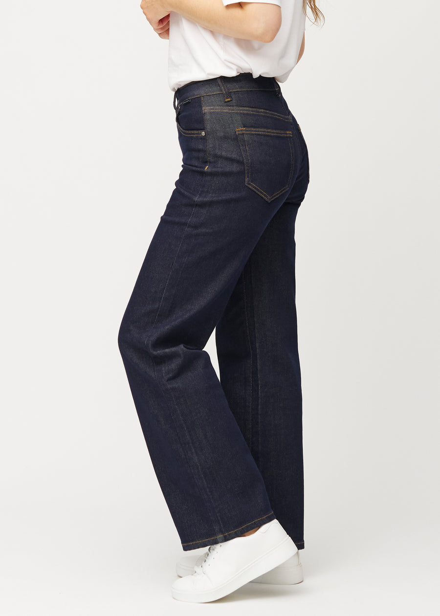 Dyb mørkeblå denim jeans til kvinder i farven Midnights med loose pasform set fra siden på model.