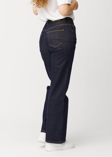 Dyb mørkeblå denim jeans til kvinder i farven Midnights set bagfra, så den løse pasform kan ses.