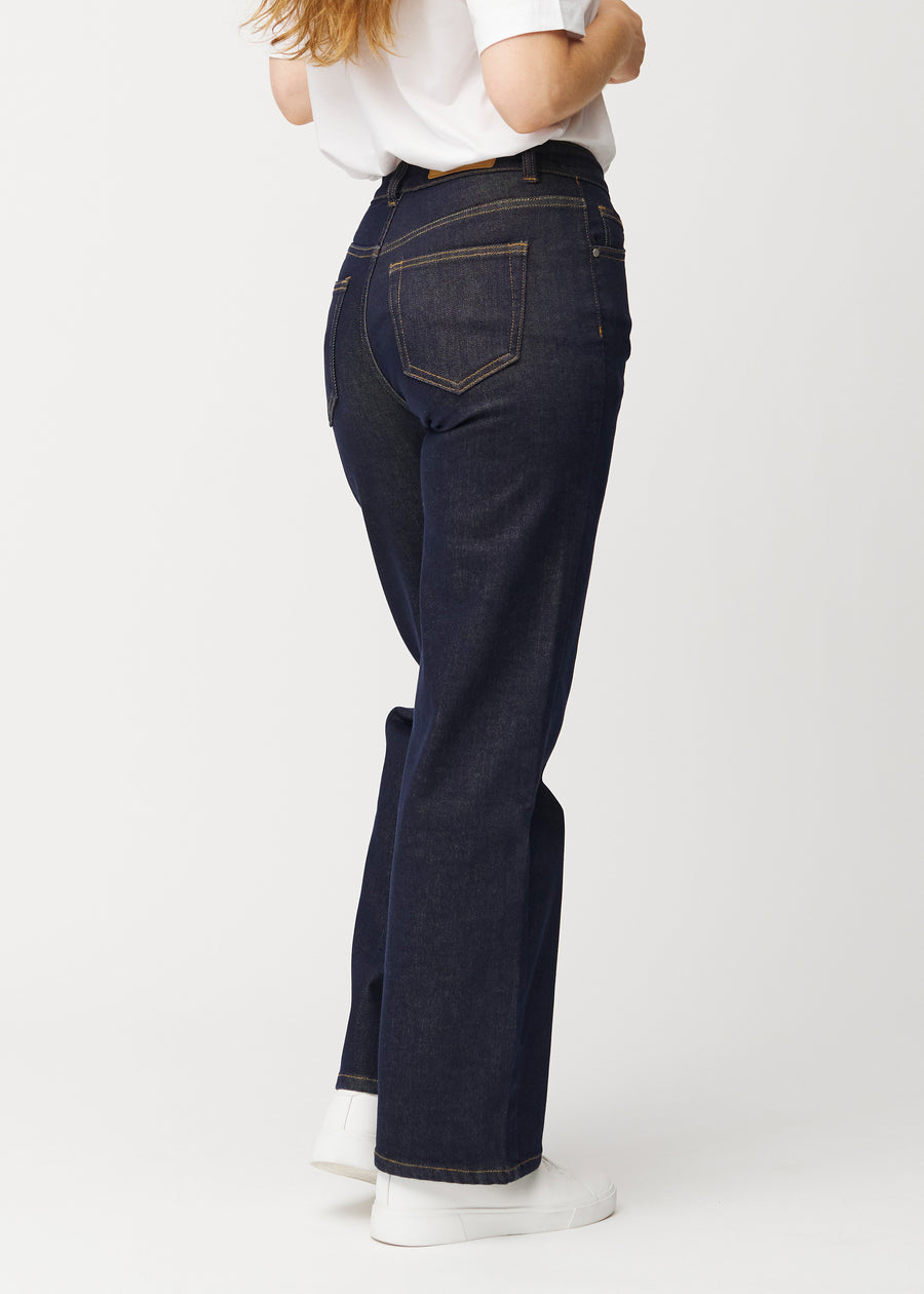 Dyb mørkeblå denim jeans til kvinder i farven Midnights set bagfra, så den løse pasform kan ses.