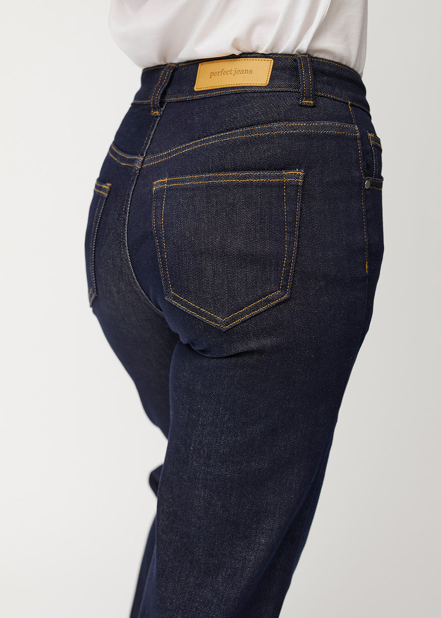 Dyb mørkeblå denim jeans til kvinder i farven Midnights set bagfra tæt på for at vise pasform og detaljer.