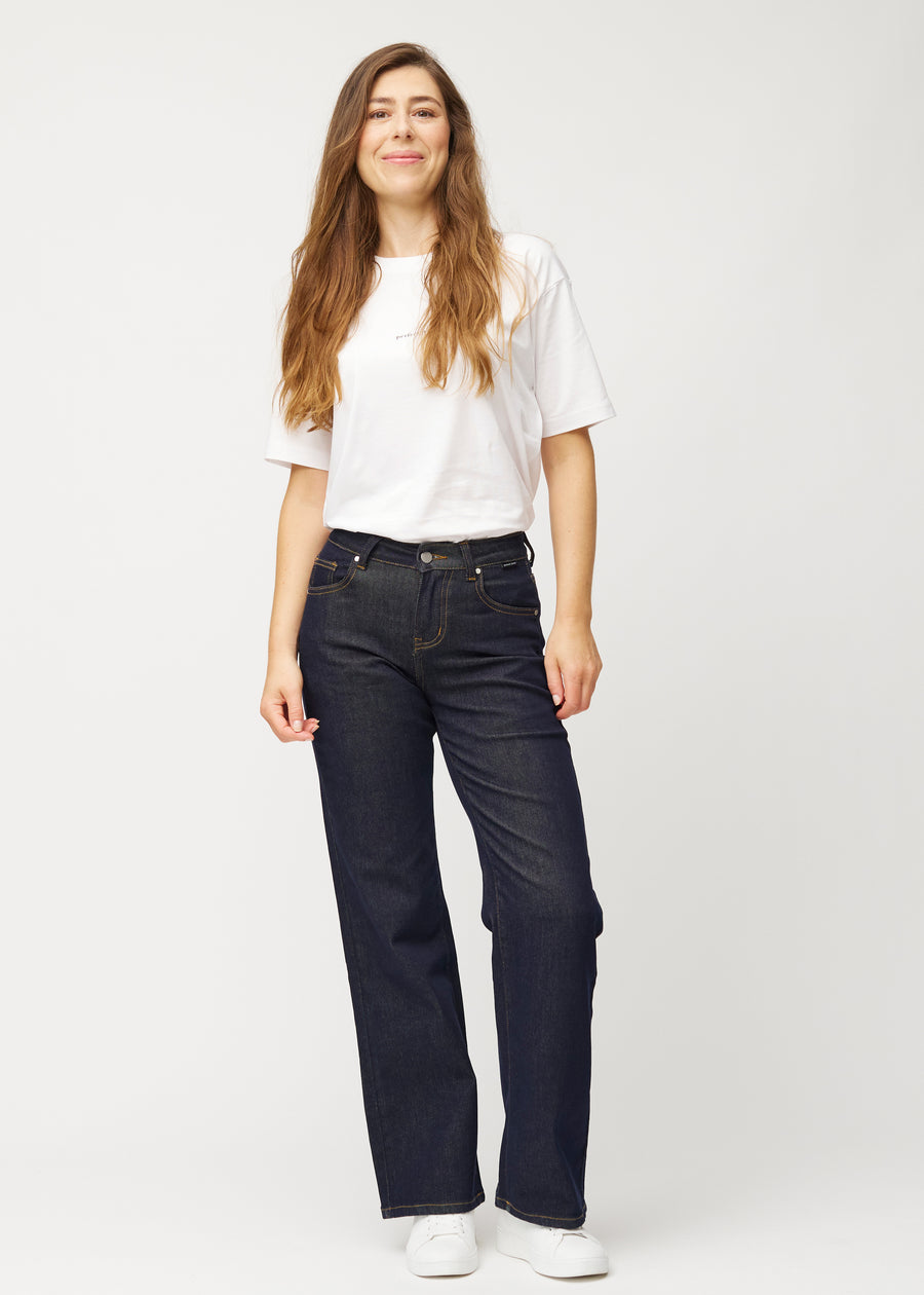 Fuldt billede af model i dyb mørkeblå denim jeans til kvinder i farven Midnights med loose pasform.