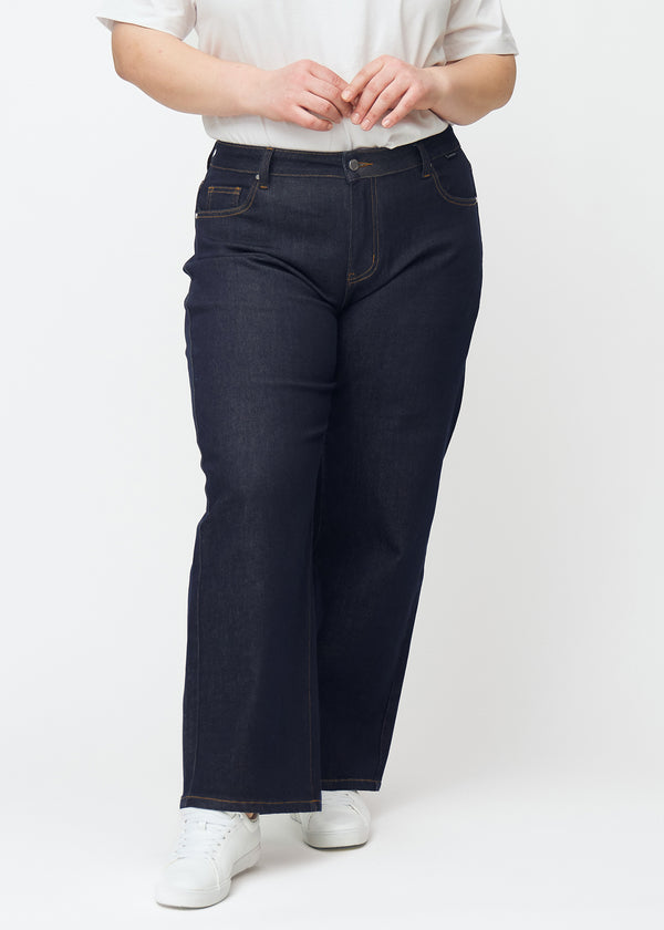 Dyb mørkeblå denim jeans til kvinder i farven Midnights med loose pasform set forfra på plus-size model.