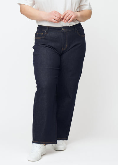 Dyb mørkeblå denim jeans til kvinder i farven Midnights med loose pasform set forfra på plus-size model.