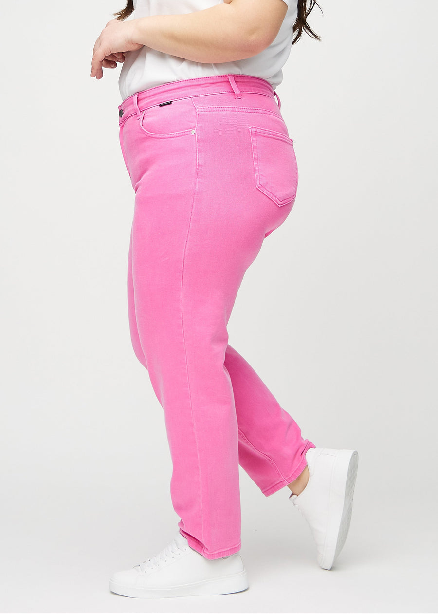 Lyserøde regular jeans set fra siden på en plus-size model.