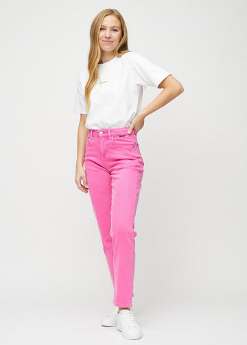 Fuldt billede af model i lyserøde regular jeans.