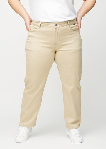 Beige regular jeans, modelnavn Gazelles, som går lige ned langs benet på en plus-size model, set forfra.