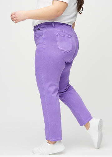 Lilla regular jeans set fra siden på en plus-size model.
