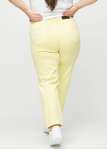 Lysegule regular jeans set bagfra på en plus-size model, så man kan se hele produktet.