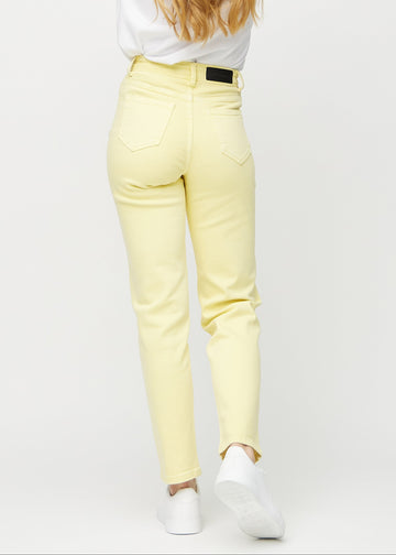 Lysegule regular jeans set bagfra, så man kan se hele produktet.