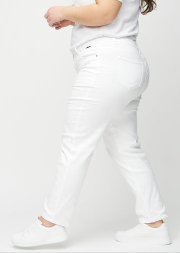 Hvide regular jeans set fra siden på en plus-size model.