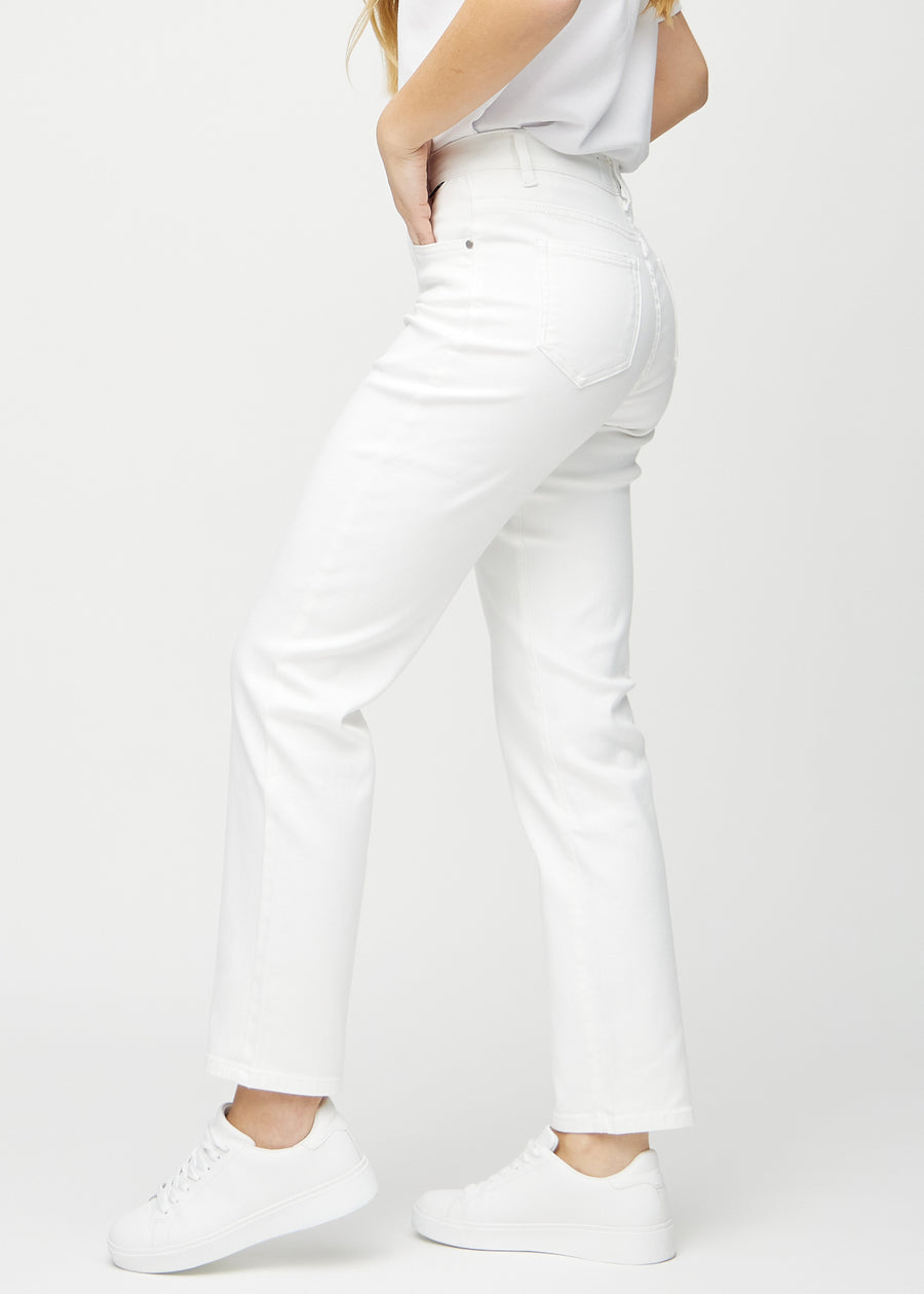 Hvide regular jeans set fra siden på model.