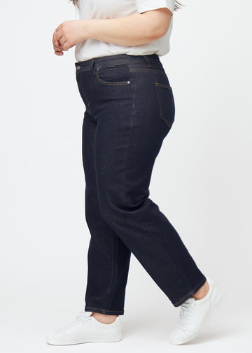 Dyb mørkeblå denim jeans til kvinder i farven Midnights med regular pasform set fra siden på plus-size model.