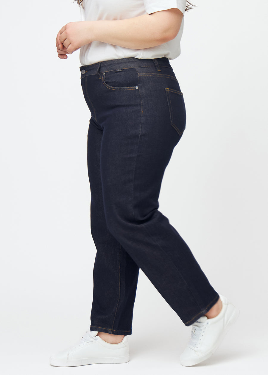 Dyb mørkeblå denim jeans til kvinder i farven Midnights med regular pasform set fra siden på plus-size model.
