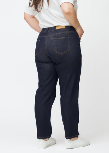 Dyb mørkeblå denim jeans til kvinder i farven Midnights set bagfra på plus-size model.