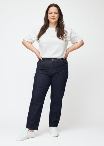Fuldt billede af plus-size model i dyb mørkeblå denim jeans til kvinder i farven Midnights med regular pasform.