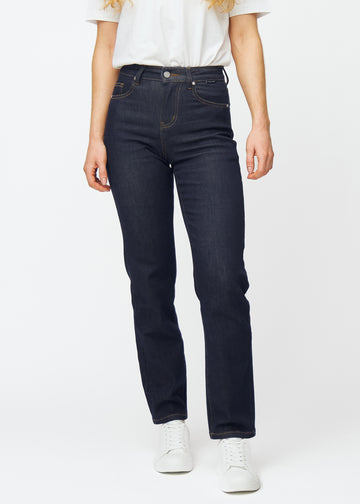 Dyb mørkeblå denim jeans til kvinder i farven Midnights med regular pasform, der sidder til ved taljen og falder lige ned over benene, set forfra.