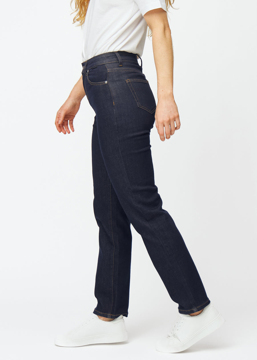 Dyb mørkeblå denim jeans til kvinder i farven Midnights med regular pasform set fra siden på model.