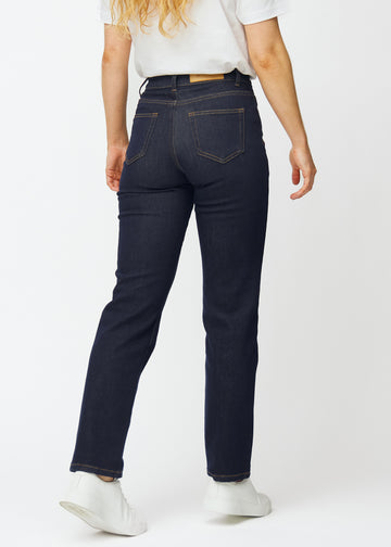 Dyb mørkeblå denim jeans til kvinder i farven Midnights set bagfra.