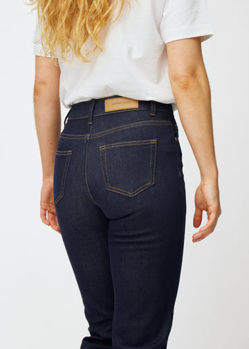 Dyb mørkeblå denim jeans til kvinder i farven Midnights set bagfra tæt på for at vise pasform og detaljer.