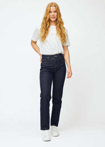 Fuldt billede af model i dyb mørkeblå denim jeans til kvinder i farven Midnights med regular pasform.