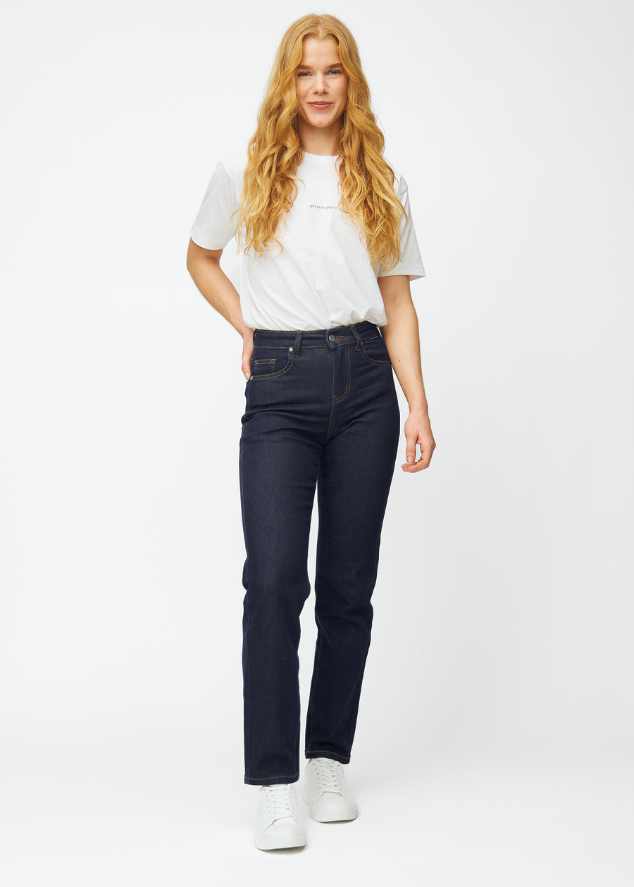 Fuldt billede af model i dyb mørkeblå denim jeans til kvinder i farven Midnights med regular pasform.