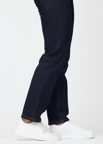 Dyb mørkeblå denim jeans til kvinder i farven Midnights med regular pasform set tæt på ved anklerne for at vise den lige afslutning.