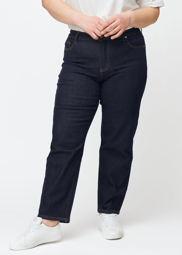 Dyb mørkeblå denim jeans til kvinder i farven Midnights med regular pasform set forfra på plus-size model.