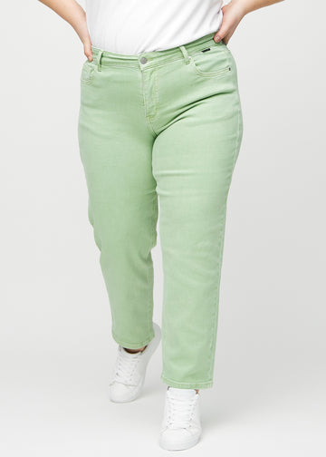 Lysegrønne regular jeans, modelnavn Mints, som går lige ned langs benet på en plus-size model, set forfra.