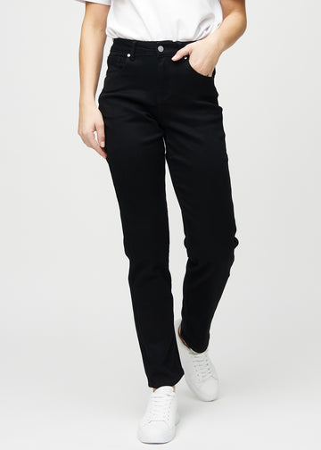 Sorte regular jeans, modelnavn Ravens, som går lige ned langs benet, set forfra.