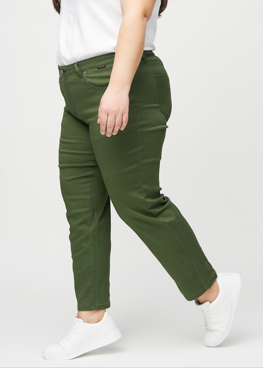 Mørkegrønne regular jeans set fra siden på en plus-size model.