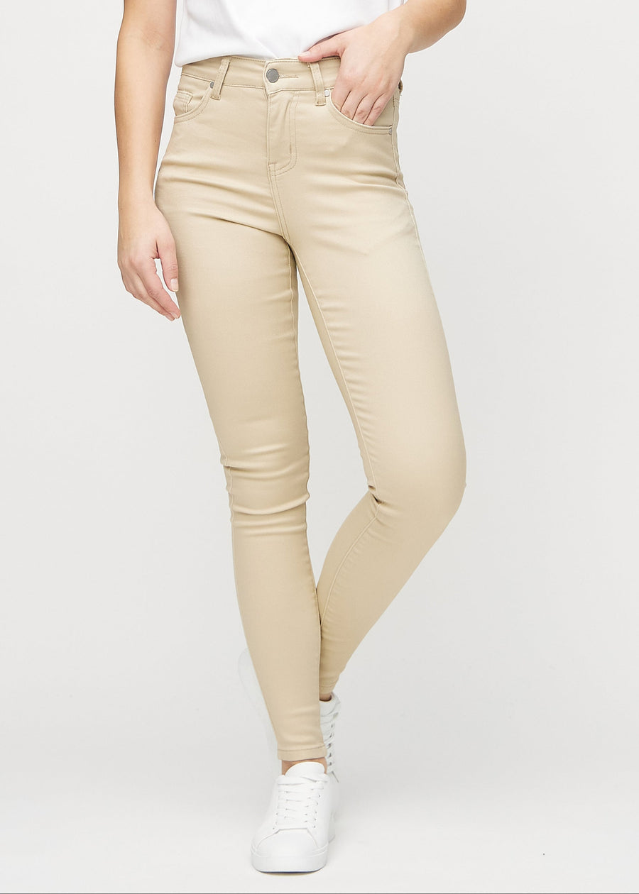 Beige skinny jeans, modelnavn Gazelles, som sidder tæt til benet, set forfra.
