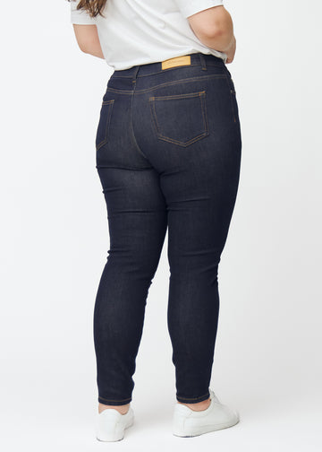 Dyb mørkeblå denim jeans til kvinder i farven Midnights set bagfra på plus-size model.