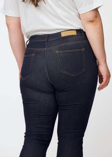 Dyb mørkeblå denim jeans til kvinder i farven Midnights set bagfra tæt på på plus-size model.