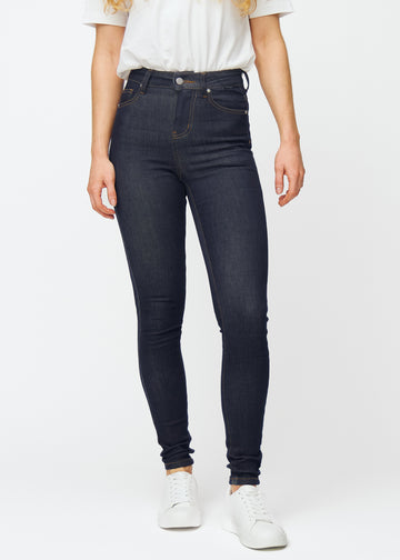 Dyb mørkeblå denim jeans til kvinder i farven Midnights med skinny pasform, der sidder tæt fra talje til ankel, set forfra.