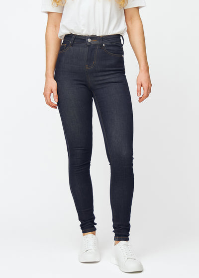 Dyb mørkeblå denim jeans til kvinder i farven Midnights med skinny pasform, der sidder tæt fra talje til ankel, set forfra.